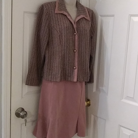 Women's skirt suit. - Picture 1 of 8